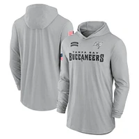 T-shirt à capuche léger et performant manches longues Nike gris Tampa Bay Buccaneers 2024 Salute to Service pour homme