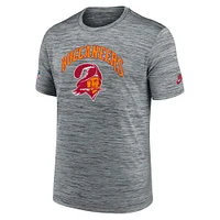 T-shirt de performance avec logo alternatif Nike pour hommes, gris Tampa Bay Buccaneers Velocity