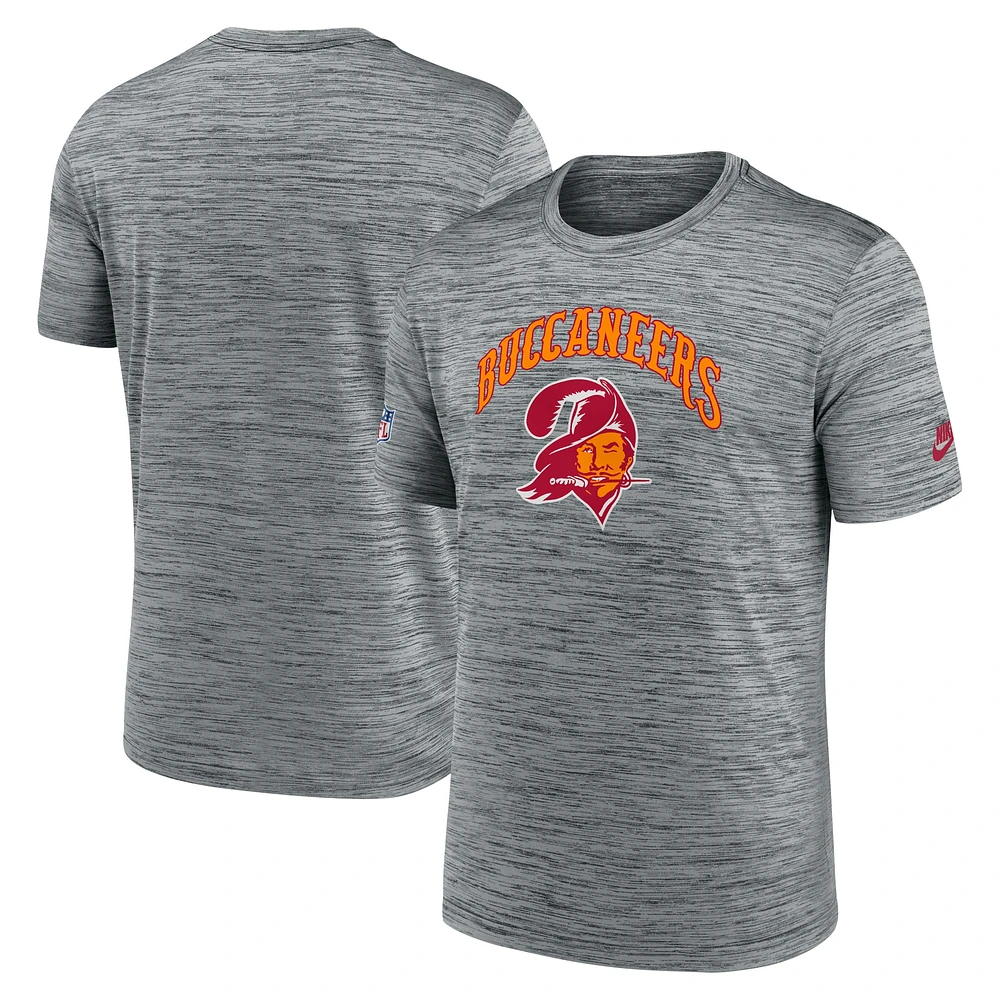 T-shirt de performance avec logo alternatif Nike pour hommes, gris Tampa Bay Buccaneers Velocity