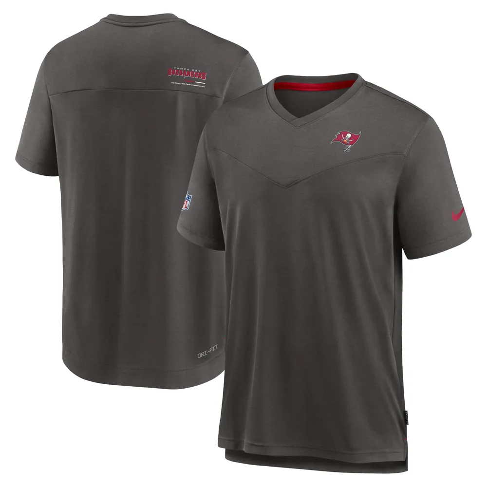 T-shirt de performance à col en V avec logo Chevron Lock Up pour entraîneur des Buccaneers Tampa Bay étain Nike homme