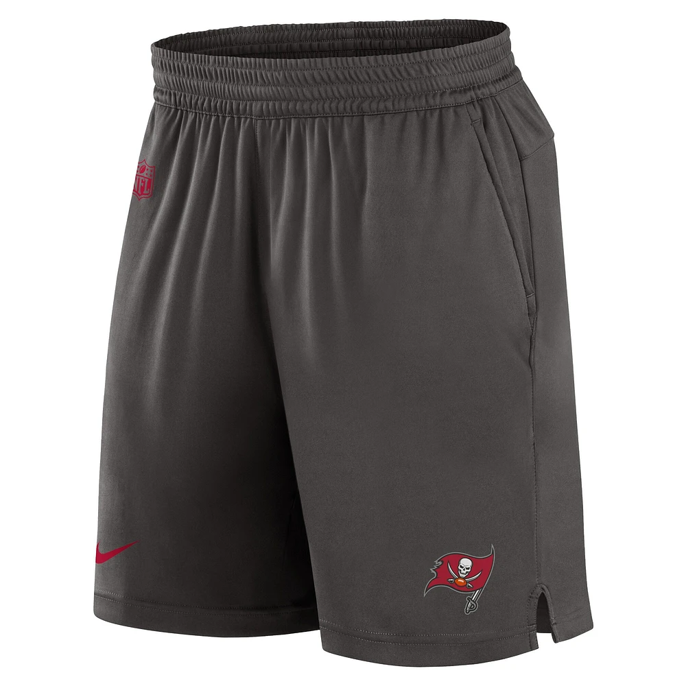 Short Performance Sideline des Buccaneers de Tampa Bay en étain Nike pour homme