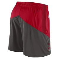 Short de performance pour homme Tampa Bay Buccaneers Sideline Primary Lockup Nike rouge/étain