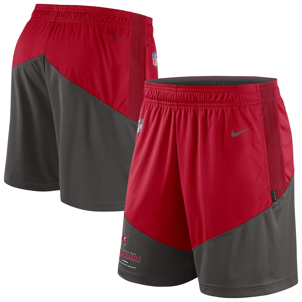 Short de performance pour homme Tampa Bay Buccaneers Sideline Primary Lockup Nike rouge/étain