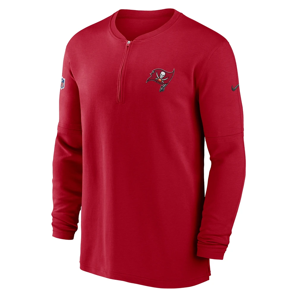 Haut Nike rouge Tampa Bay Buccaneers 2023 Sideline Performance à manches longues et quart de zip pour homme