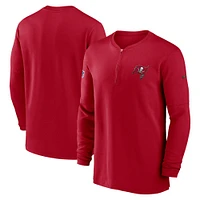 Haut Nike rouge Tampa Bay Buccaneers 2023 Sideline Performance à manches longues et quart de zip pour homme