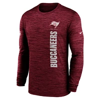 T-shirt Nike rouge à manches longues pour homme Tampa Bay Buccaneers 2024 Sideline Velocity Performance