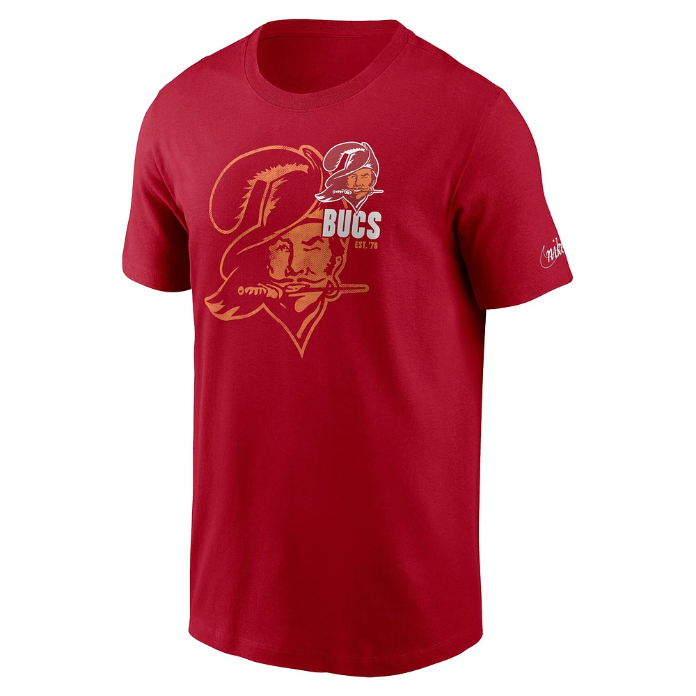 T-shirt essentiel avec logo Tampa Bay Buccaneers Nike rouge pour homme