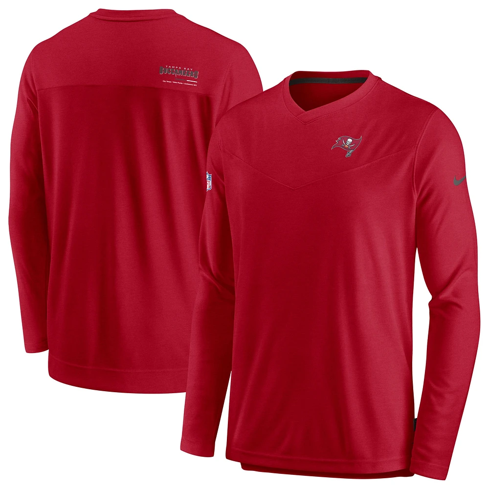 T-shirt de performance à manches longues et encolure en V pour homme Nike Tampa Bay Buccaneers Sideline Coach Chevron Lock Up rouge