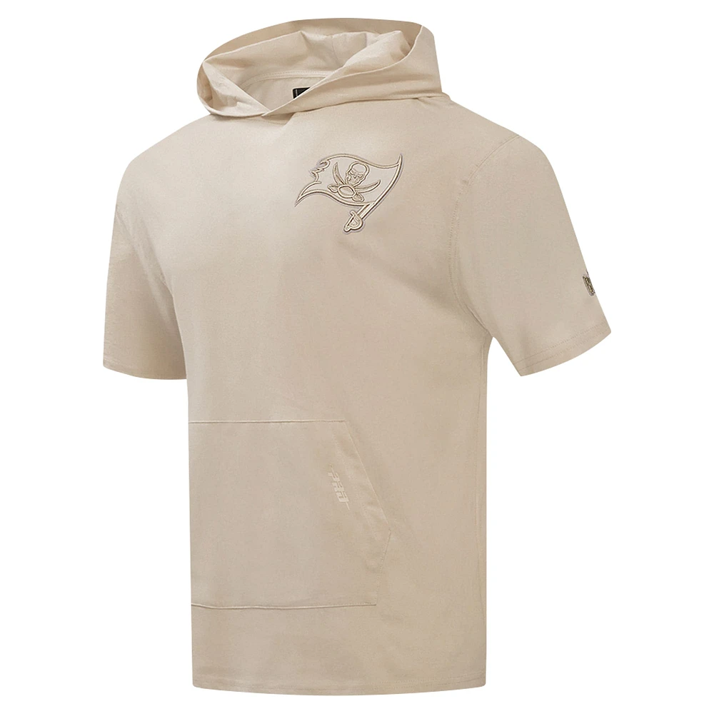 Sweat à capuche manches courtes pour homme Pro Standard Tan Tampa Bay Buccaneers Neutrals Capsule