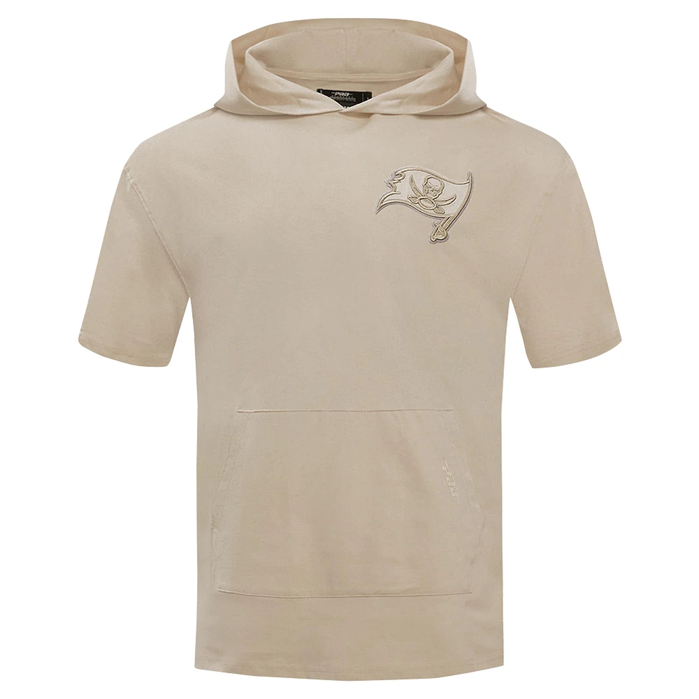 Sweat à capuche manches courtes pour homme Pro Standard Tan Tampa Bay Buccaneers Neutrals Capsule