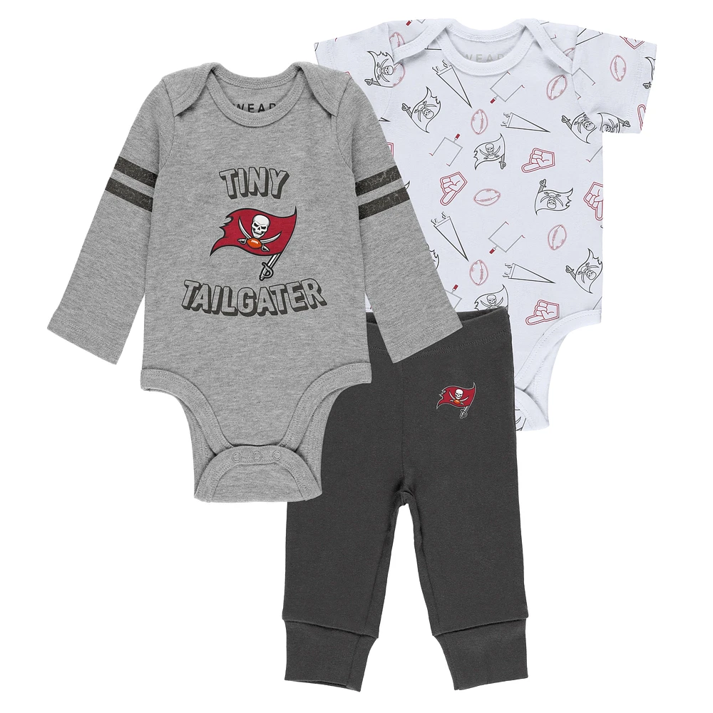 Vêtements pour nouveau-nés et nourrissons par Erin Andrews Ensemble trois pièces gris/étain/blanc avec body pantalon Turn Me Around des Tampa Bay Buccaneers