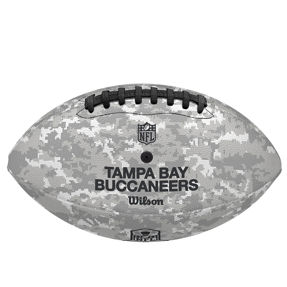 Les Buccaneers de Tampa Bay rendent hommage à Service Wilson Pro Football en 2024