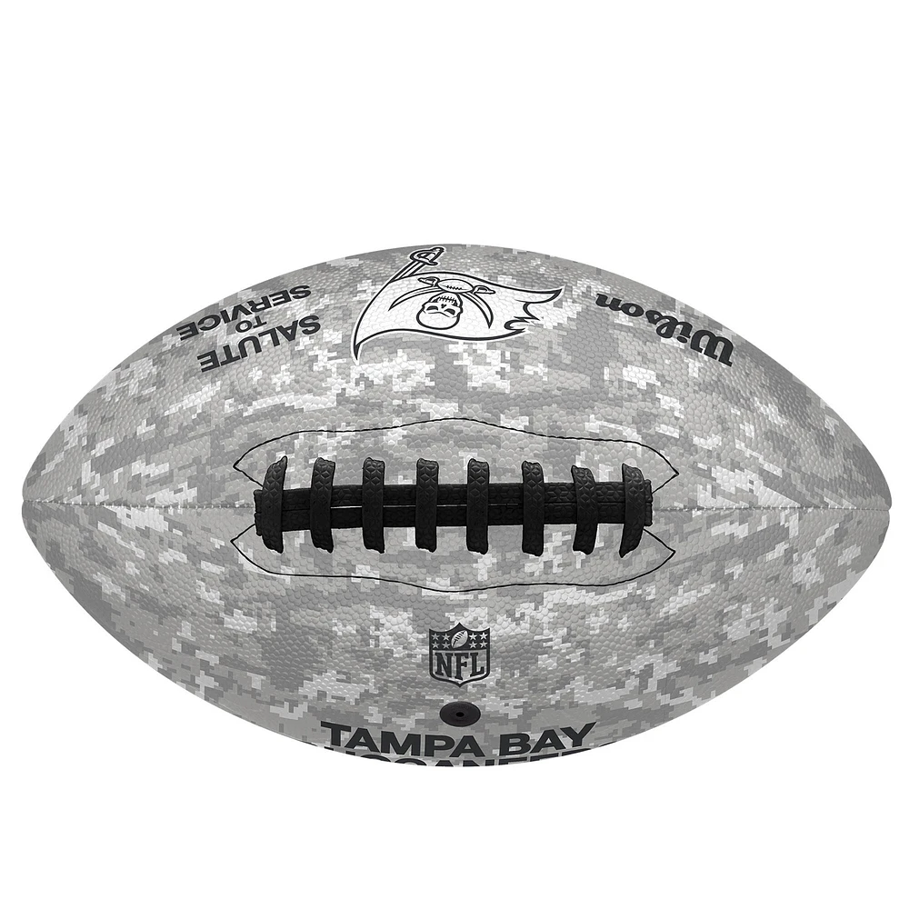 Les Buccaneers de Tampa Bay rendent hommage à Service Wilson Pro Football en 2024