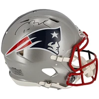 Casque authentique Riddell Half & Half Speed ​​autographié par Tom Brady des Tampa Bay Buccaneers et des New England Patriots - Signature du côté de la Nouvelle-Angleterre