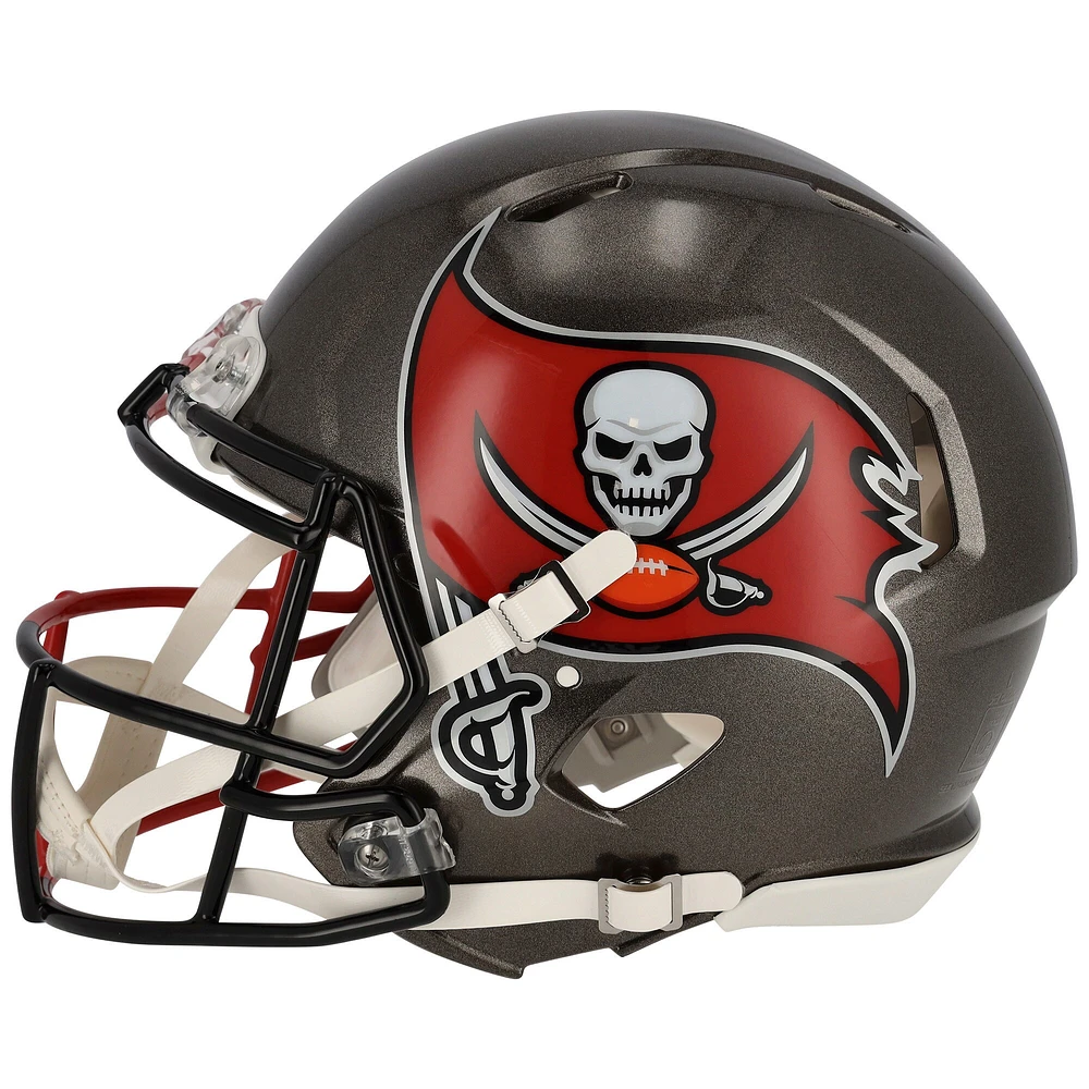 Casque authentique Riddell Half & Half Speed ​​autographié par Tom Brady des Tampa Bay Buccaneers et des New England Patriots - Signature du côté de la Nouvelle-Angleterre