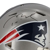 Casque authentique Riddell Half & Half Speed ​​autographié par Tom Brady des Tampa Bay Buccaneers et des New England Patriots - Signature du côté de la Nouvelle-Angleterre