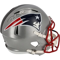 Casque réplique autographié Riddell Half & Half Speed ​​des Buccaneers de Tampa Bay et des Patriots de la Nouvelle-Angleterre par Tom Brady - Signature du côté de la Nouvelle-Angleterre