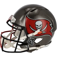 Casque réplique autographié Riddell Half & Half Speed ​​des Buccaneers de Tampa Bay et des Patriots de la Nouvelle-Angleterre par Tom Brady - Signature du côté de la Nouvelle-Angleterre
