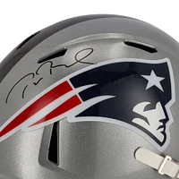 Casque réplique autographié Riddell Half & Half Speed ​​des Buccaneers de Tampa Bay et des Patriots de la Nouvelle-Angleterre par Tom Brady - Signature du côté de la Nouvelle-Angleterre