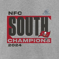 T-shirt à manches longues et col en V pour femmes Fanatics Heather Gray Tampa Bay Buccaneers Champions de la division sud NFC 2024 Conquer