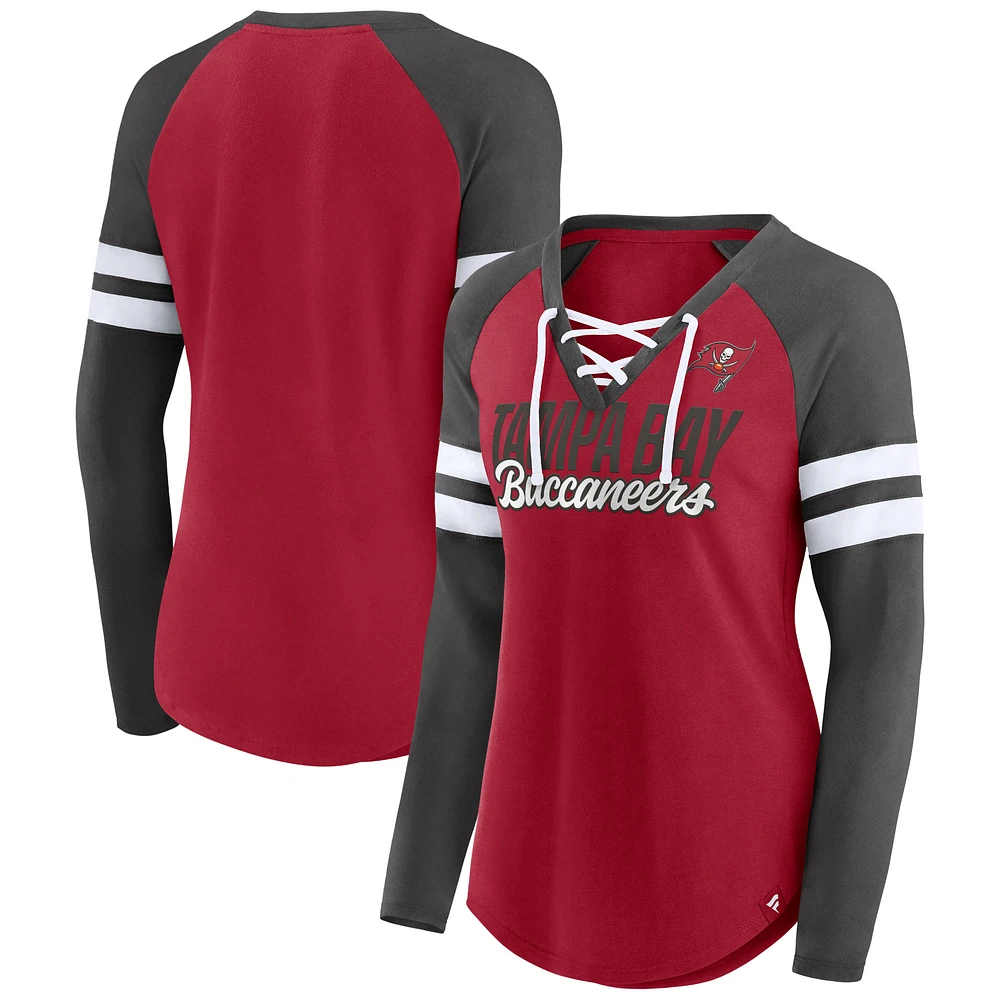 T-shirt à manches longues et col en V lacets raglan emblématique des Tampa Bay Buccaneers Fanatics pour femmes, rouge/étain