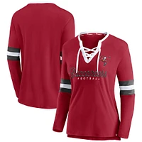 Fanatiques pour femmes de marque rouge Tampa Bay Buccaneers Block Party Script col cranté à lacets - T-shirt manches longues