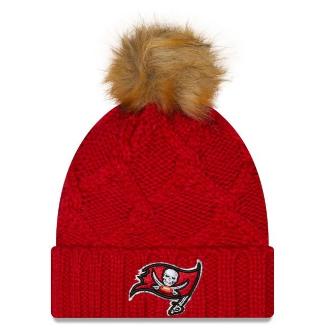 New Era Rouge Tampa Bay Buccaneers Luxe pour femme - Bonnet en tricot à revers avec pompon