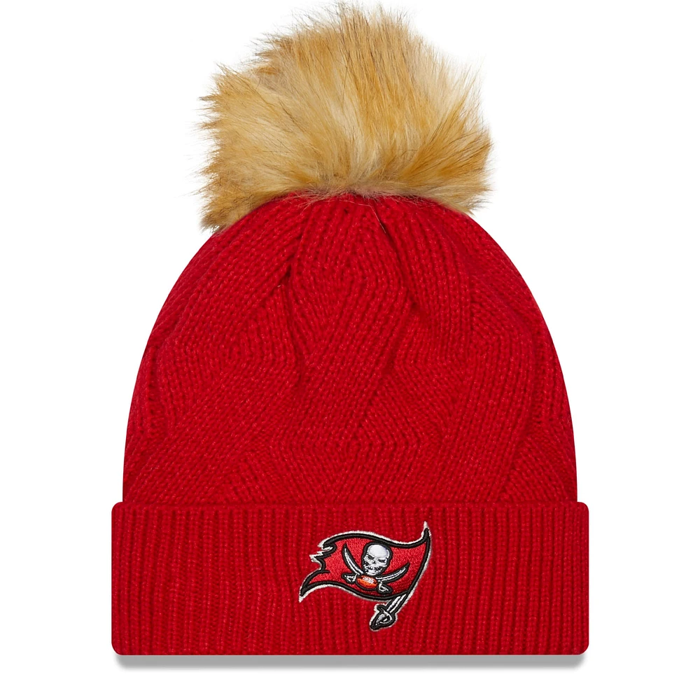 Bonnet en tricot à revers enneigé Tampa Bay Buccaneers New Era pour femme avec pompon rouge