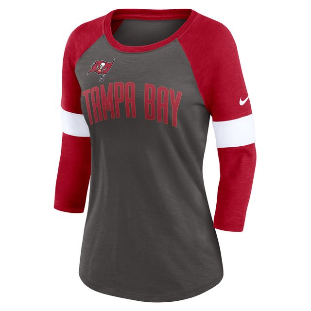 T-shirt à manches 3/4 raglan Nike pour femme Étain/Rouge Tampa Bay Buccaneers Football Pride Slub