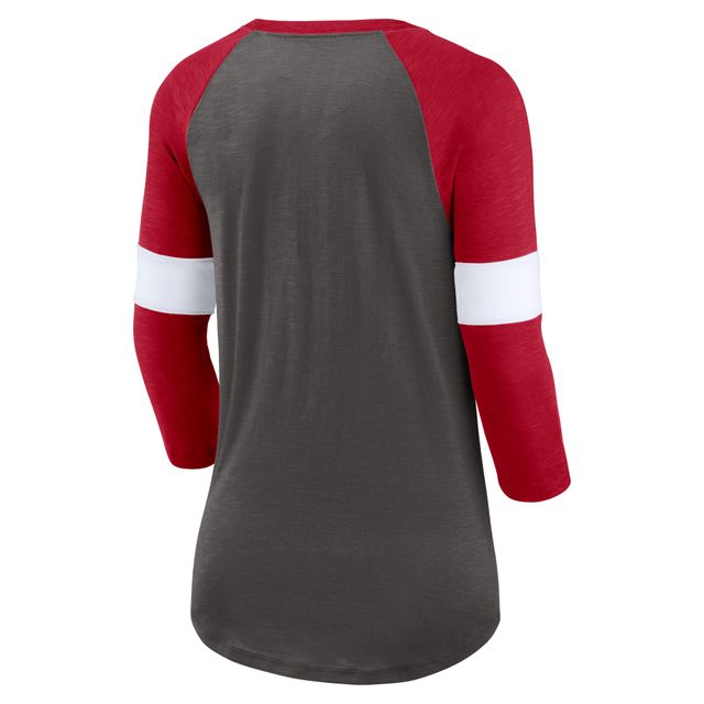 T-shirt à manches 3/4 raglan Nike pour femme Étain/Rouge Tampa Bay Buccaneers Football Pride Slub