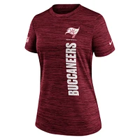 T-shirt Nike rouge Performance Sideline Velocity des Tampa Bay Buccaneers pour femme