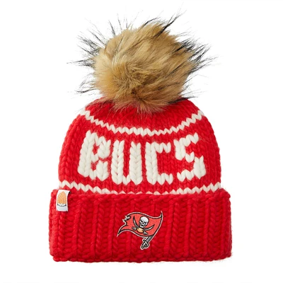 Bonnet en laine mérinos à bords tricotés à la main pour femmes Sh*t That I Knit Red Tampa Bay Buccaneers avec pompon en fausse fourrure