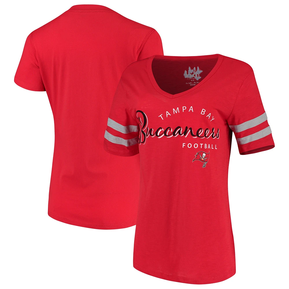 T-shirt à col en V Triple Play des Buccaneers de Tampa Bay Touch rouge pour femme