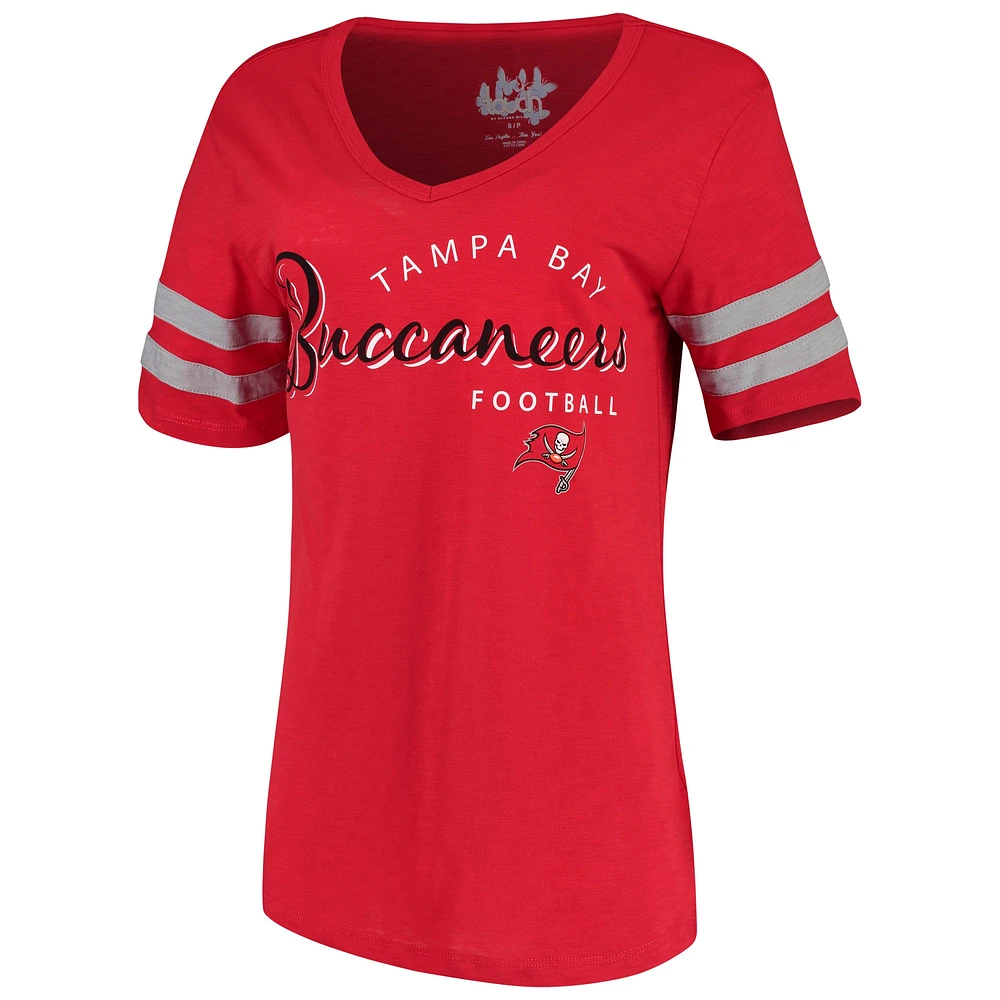 T-shirt à col en V Triple Play des Buccaneers de Tampa Bay Touch rouge pour femme