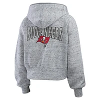 Sweat à capuche court en polaire moucheté gris chiné fermeture éclair pour femme WEAR by Erin Andrews des Buccaneers de Tampa Bay