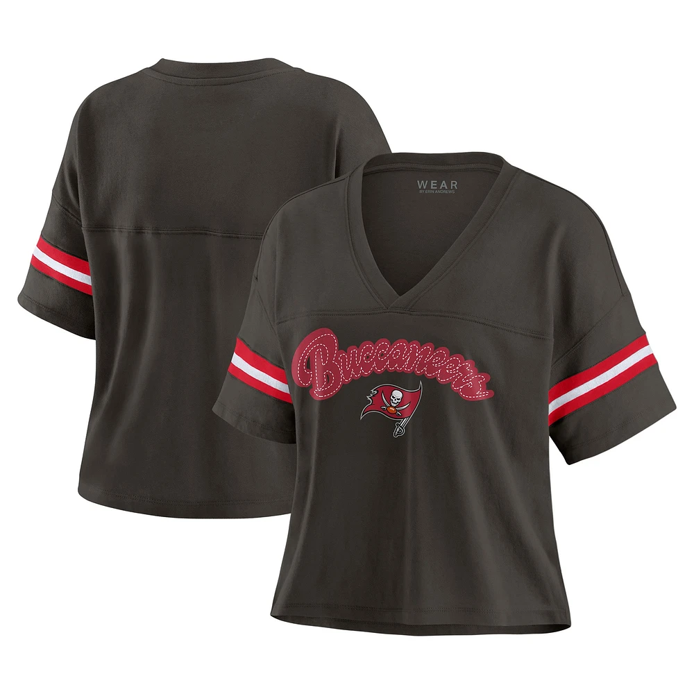 T-shirt à col en V blocs de couleurs et imprimé étain Tampa Bay Buccaneers pour femme par Erin Andrews