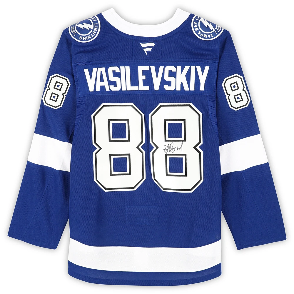 Maillot premium bleu dédicacé par Andrei Vasilevskiy du Lightning de Tampa Bay