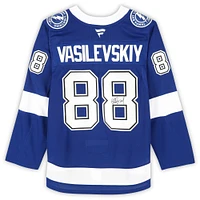 Maillot premium bleu dédicacé par Andrei Vasilevskiy du Lightning de Tampa Bay