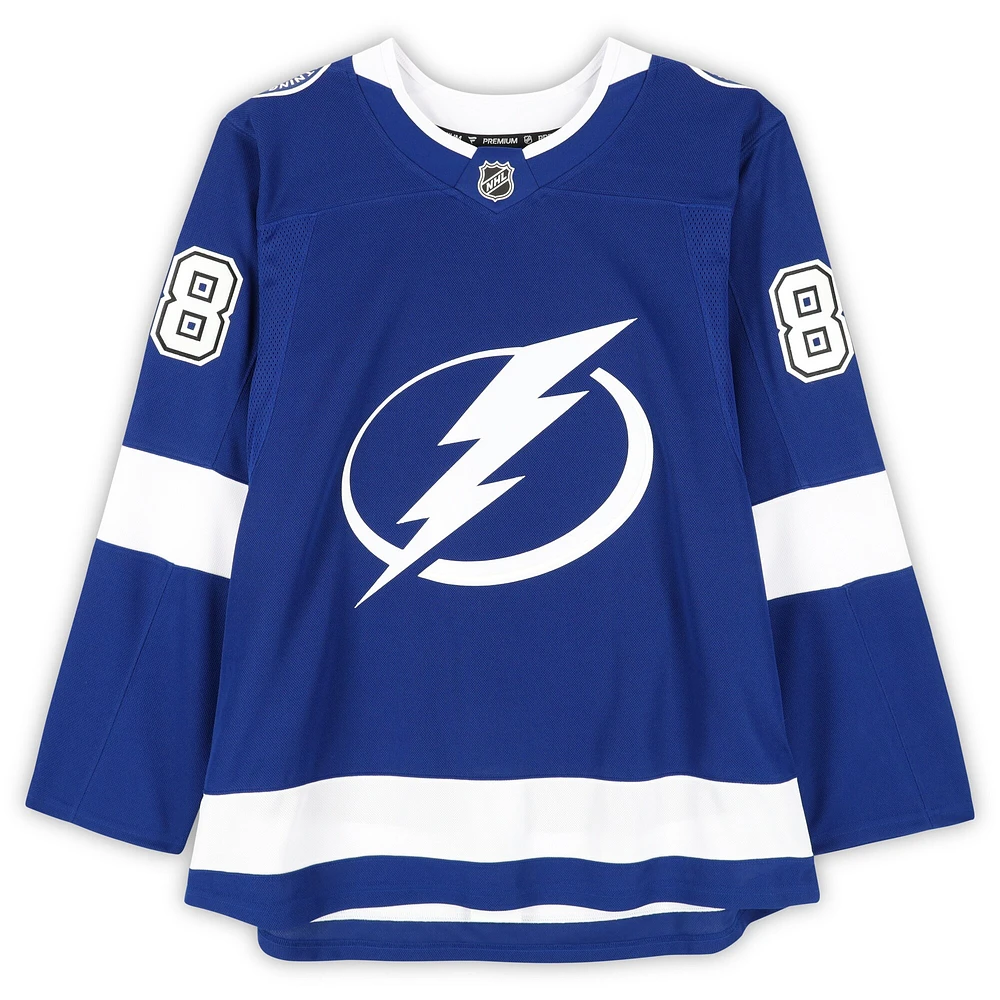 Maillot premium bleu dédicacé par Andrei Vasilevskiy du Lightning de Tampa Bay