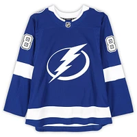 Maillot premium bleu dédicacé par Andrei Vasilevskiy du Lightning de Tampa Bay