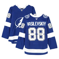 Maillot premium bleu dédicacé par Andrei Vasilevskiy du Lightning de Tampa Bay