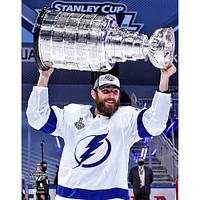 Photographie non signée de Barclay Goodrow, champion la Coupe Stanley 2020, lors levée par le Lightning Tampa Bay