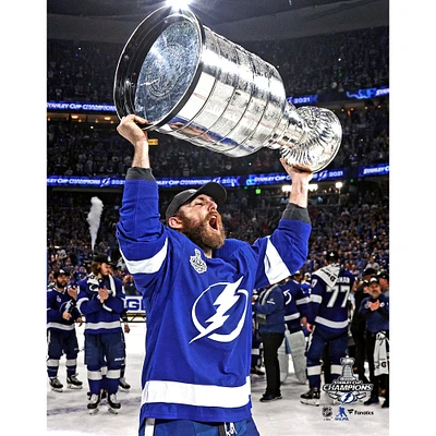 Photographie non signée de Barclay Goodrow, joueur du Lightning Tampa Bay, lors la cérémonie remise Coupe Stanley 2021
