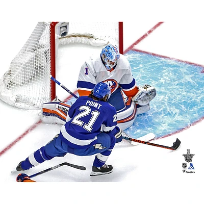 Photographie non signée de Brayden Point du Lightning Tampa Bay lors match 1 des séries éliminatoires la Coupe Stanley 2020 contre les Islanders New York marquant un but