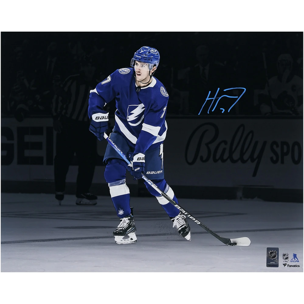Photographie autographiée de 16" x 20" de Haydn Fleury, maillot bleu avec rondelle du Lightning de Tampa Bay