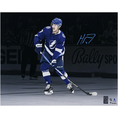 Photographie autographiée de 16" x 20" de Haydn Fleury, maillot bleu avec rondelle du Lightning de Tampa Bay