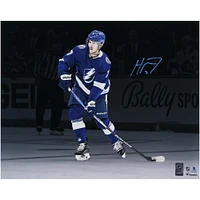 Photographie autographiée de 16" x 20" de Haydn Fleury, maillot bleu avec rondelle du Lightning de Tampa Bay