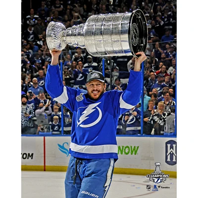 Photographie non signée de Luke Schenn, joueur du Lightning Tampa Bay, lors la cérémonie remise Coupe Stanley 2021