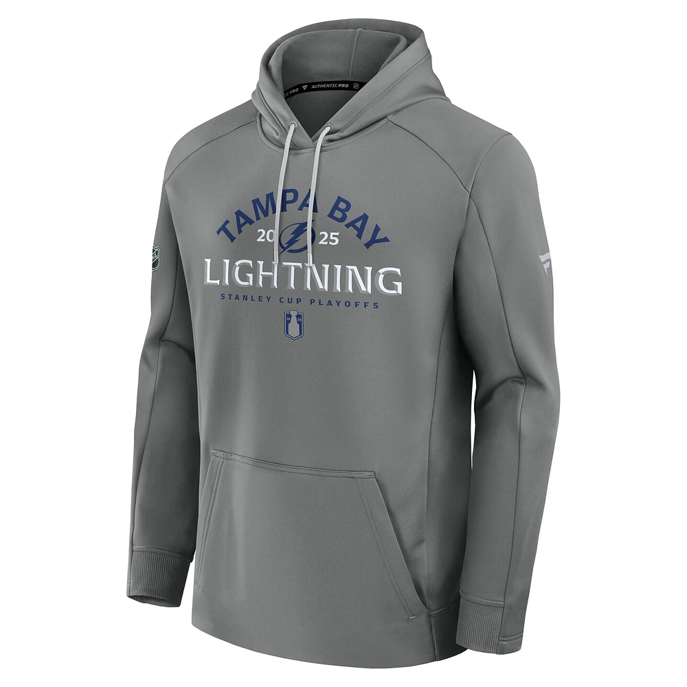 Sweat à capuche en molleton authentique Pro Rink Fly gris Tampa Bay Lightning pour homme, éliminatoires de la Coupe Stanley 2025