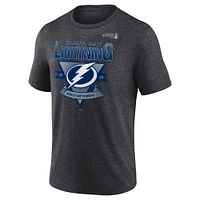 T-shirt tri-blend à barre transversale pour homme Fanatics Heather Charcoal Tampa Bay Lightning des séries éliminatoires de la Coupe Stanley 2025